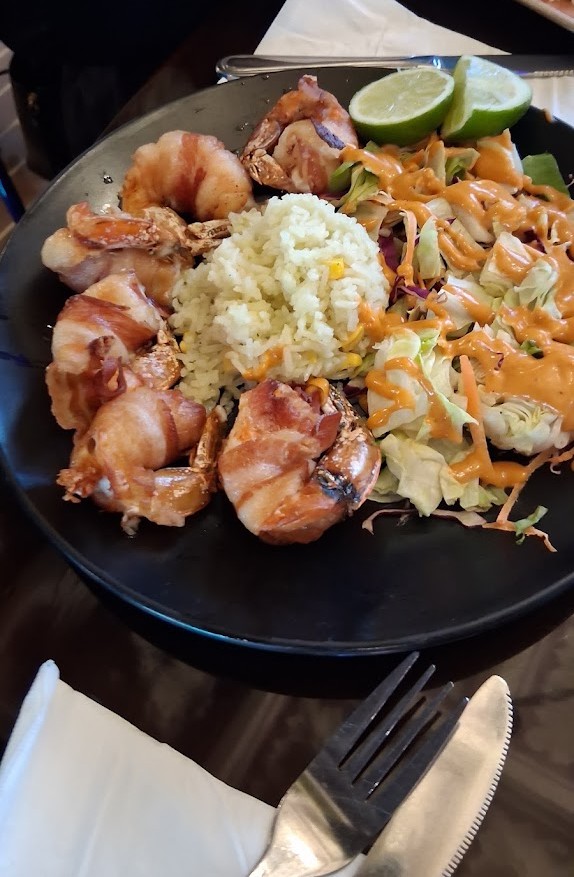 Camarones fiesta envueltos en tocino con arroz y ensalada