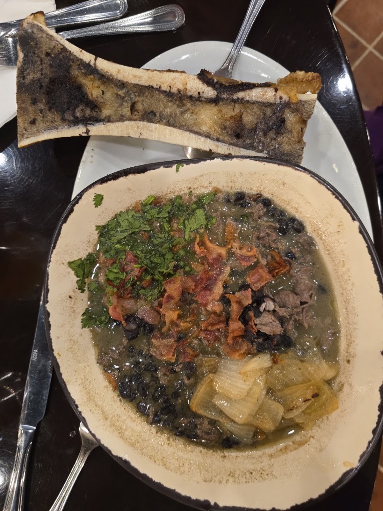 Carne en su jugo estilo Guadalajara con hueso de tuétano
