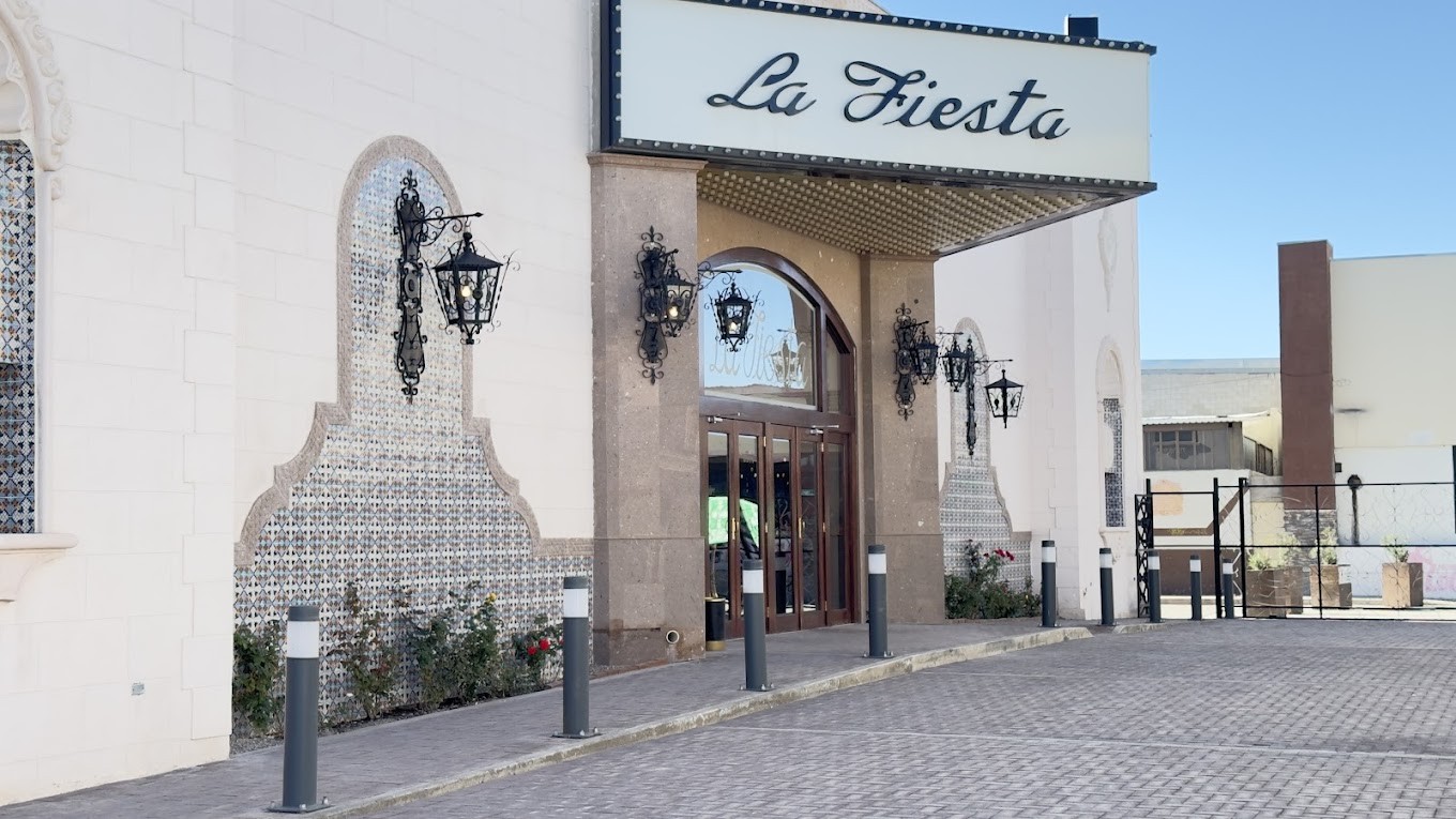 Entrada principal de La Fiesta durante el día