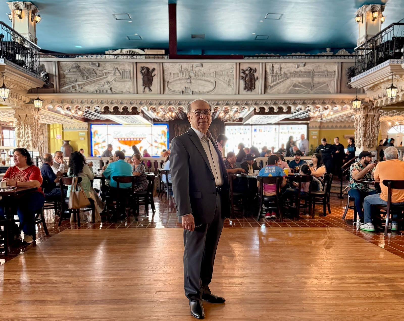 Francisco Yepo Yong, fundador y restaurador de La Fiesta, en la pista del salón
