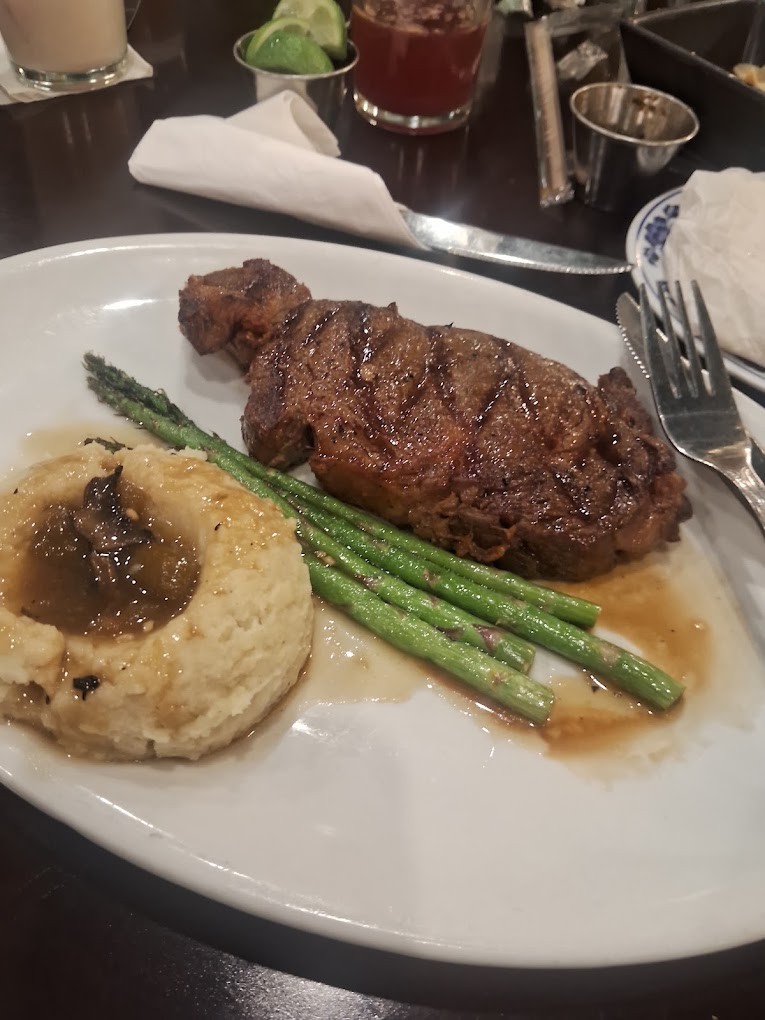 Ribeye a la parrilla con puré de papa y espárragos