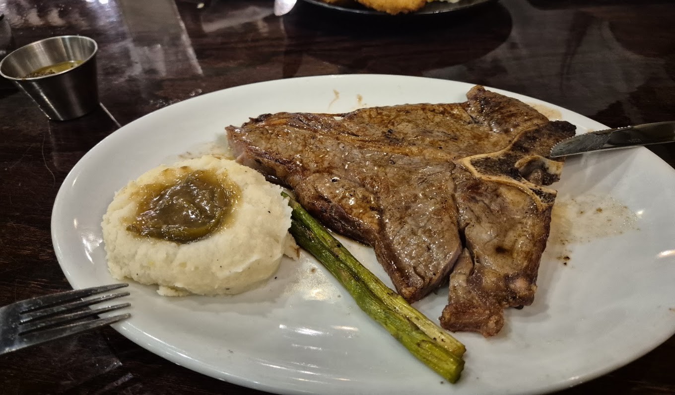 T-bone a la parrilla con puré de papa, rajas y espárrago